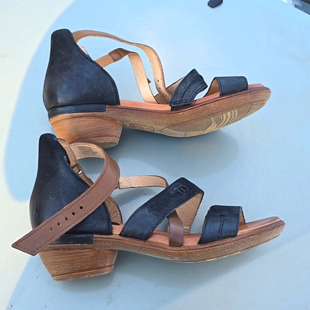Miz Mooz Black Leather 2 tone Strappy Sandals size 38 / 7.5-8